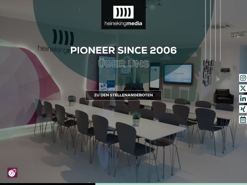 Über uns page titled Pioneer since 2006 over an office showroom with digital displays